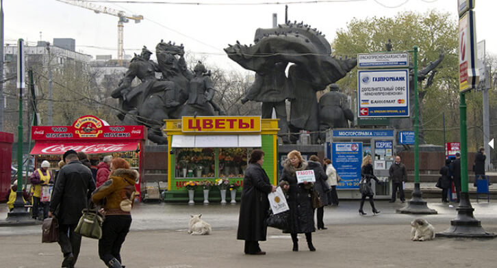 Ларьки на площади перед станцией метро «Улица 1905 года», 2010 г. Фото: Александр Вильф / РИА Новости Ларьки на площади перед станцией метро «Улица 1905 года», 2010 г. Фото: Александр Вильф / РИА Новости